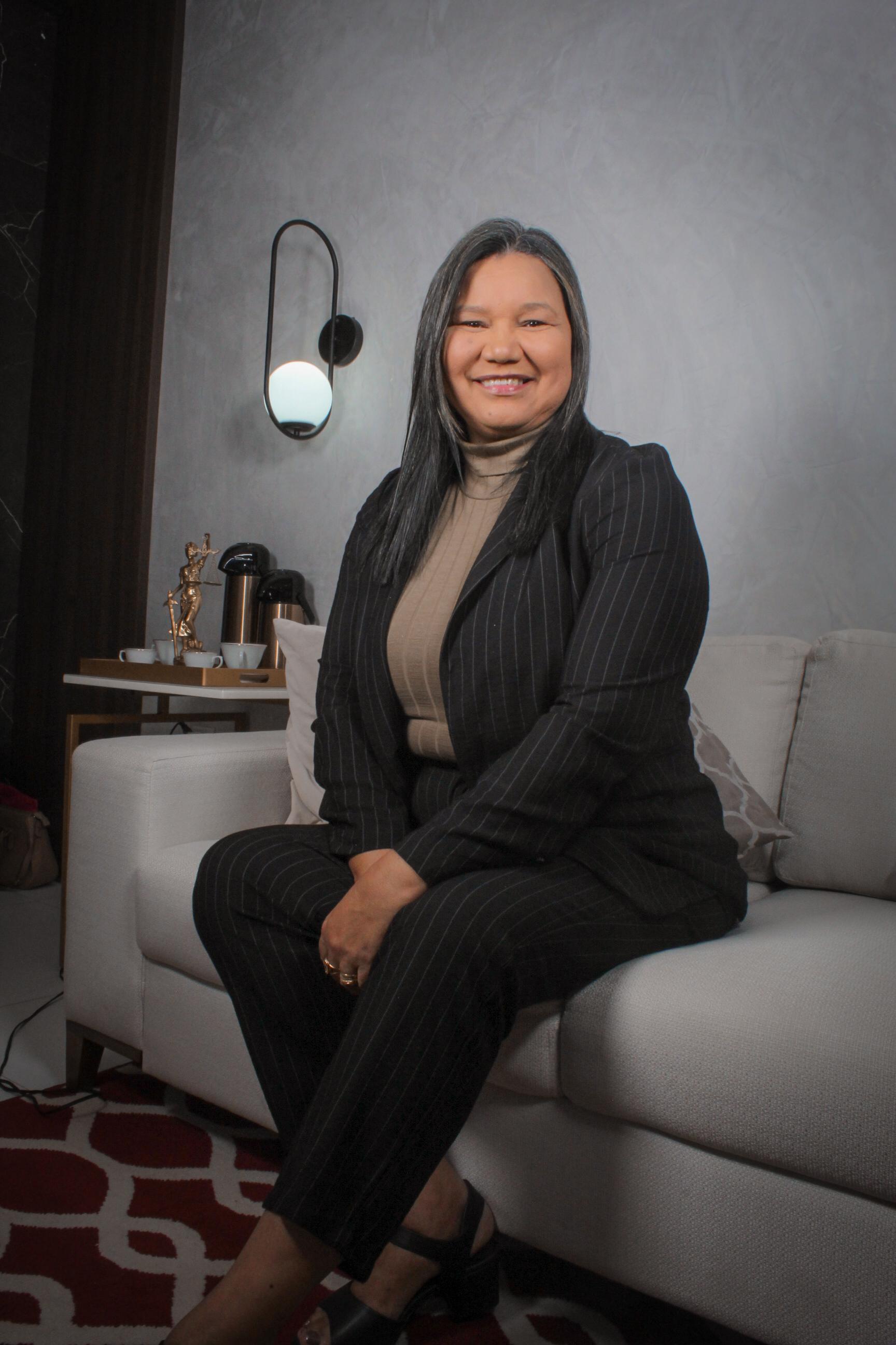 Dra. Ramisse Lucas em um ambiente elegante do escritório
